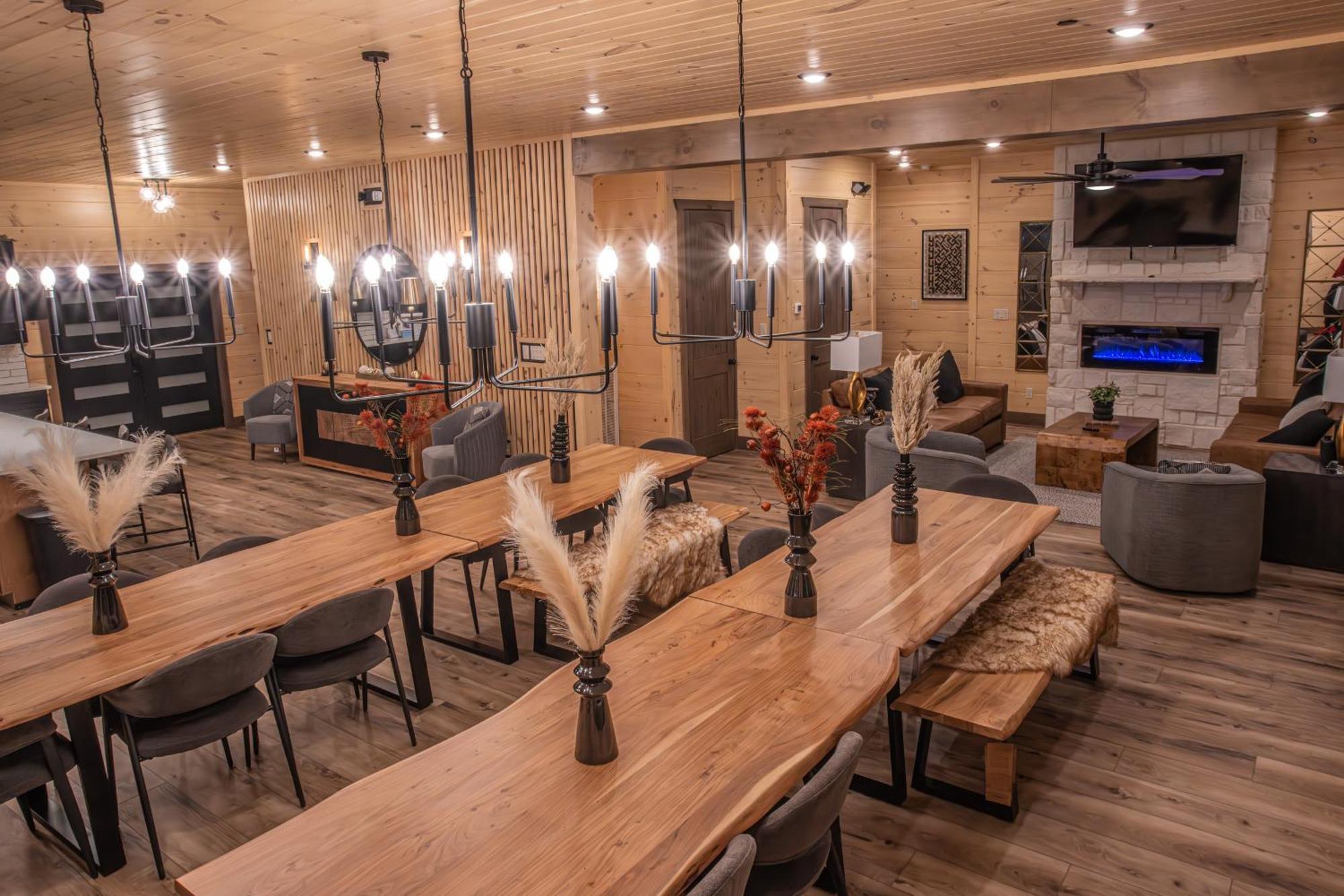 Luxury 12-Bedroom Cabin With Indoor Pool, Hot Tub & Movie Theater, Sleeps 36 Sevierville Exterior foto